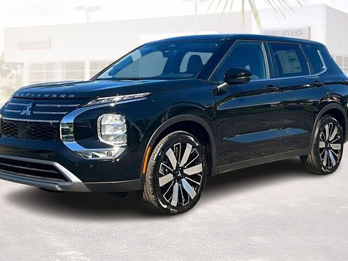 New 2025 Mitsubishi Outlander SE image 2