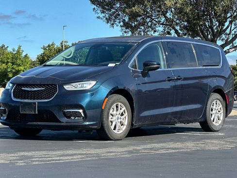 Used 2023 Chrysler Pacifica Touring-L FWD image 8