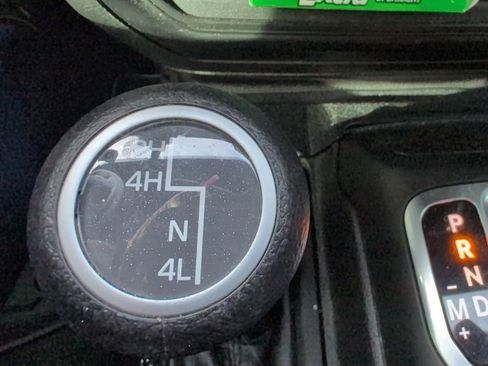 Used 2022 Jeep Gladiator Sport image 13