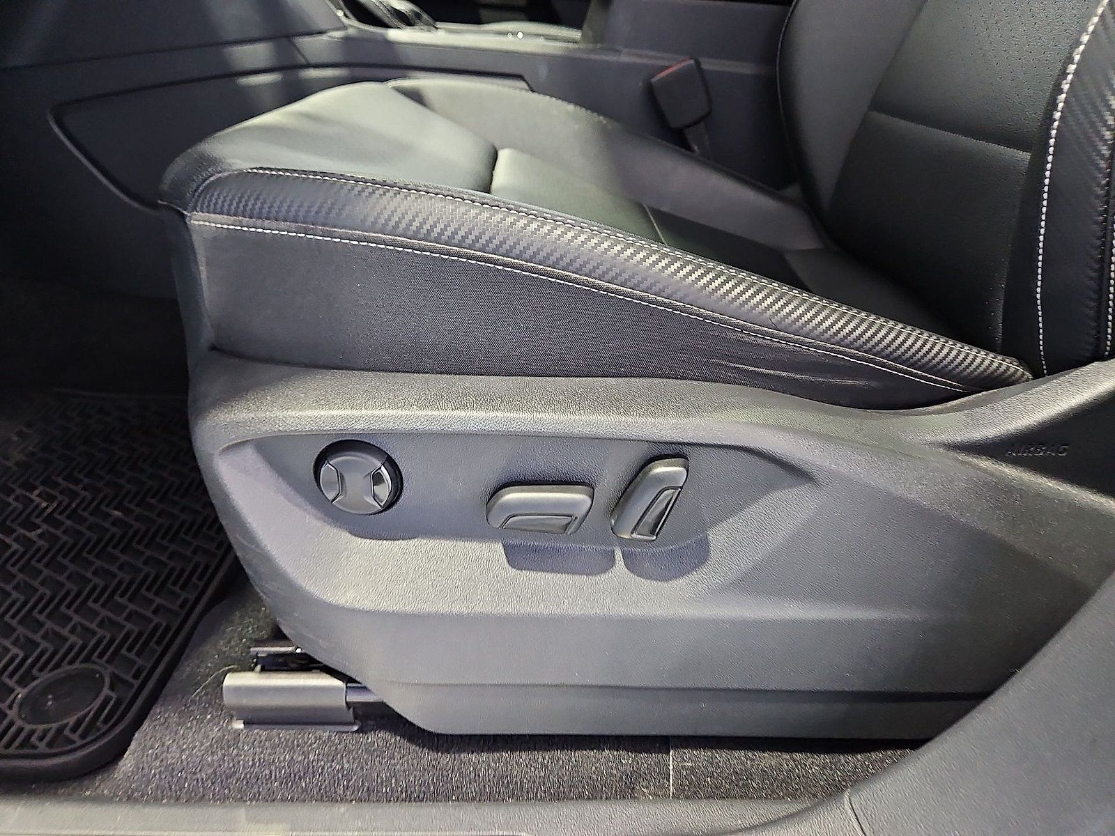 Certified 2023 Volkswagen Atlas Cross Sport SE w/ Panoramic Sunroof Package FWD image 17