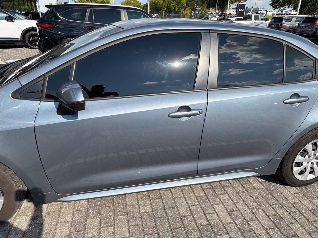 Used 2025 Toyota Corolla LE FWD image 5