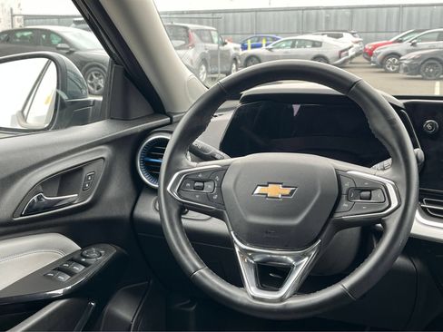 Used 2025 Chevrolet Trax LT w/ LT Convenience Package FWD image 28