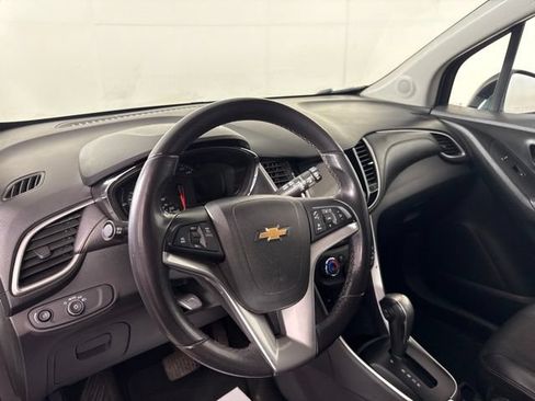Used 2019 Chevrolet Trax LT w/ LT Convenience Package AWD/4WD image 17