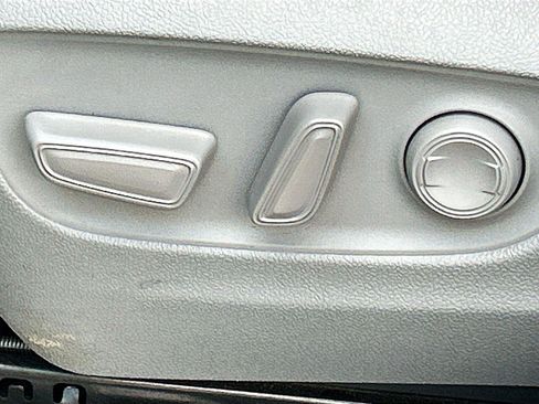 Used 2024 Toyota Highlander XLE FWD image 26