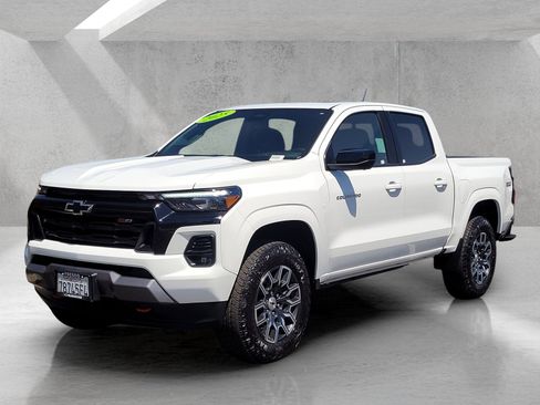 Used 2025 Chevrolet Colorado Z71 w/ Technology Package AWD/4WD image 8