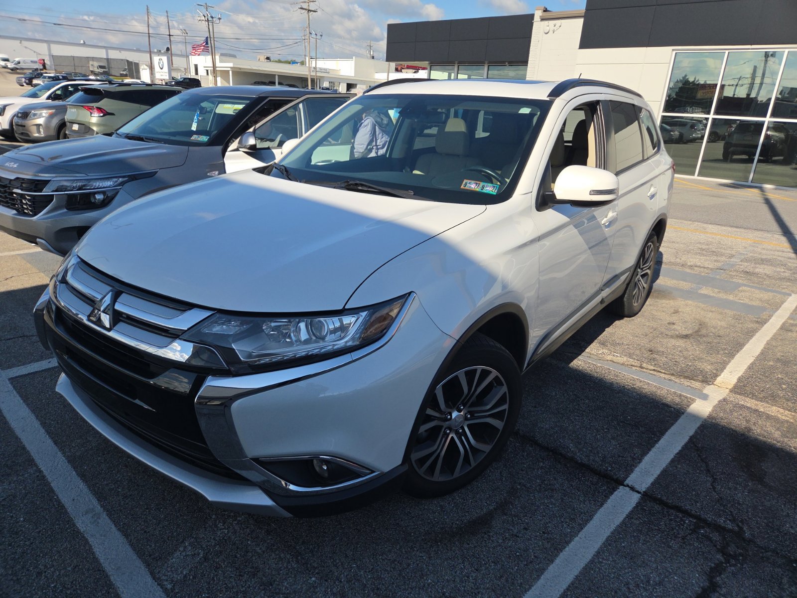 Used 2016 Mitsubishi Outlander SEL AWD/4WD image 1