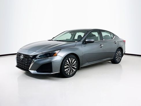 Used 2023 Nissan Altima 2.5 SV w/ SV Premium Package FWD image 3