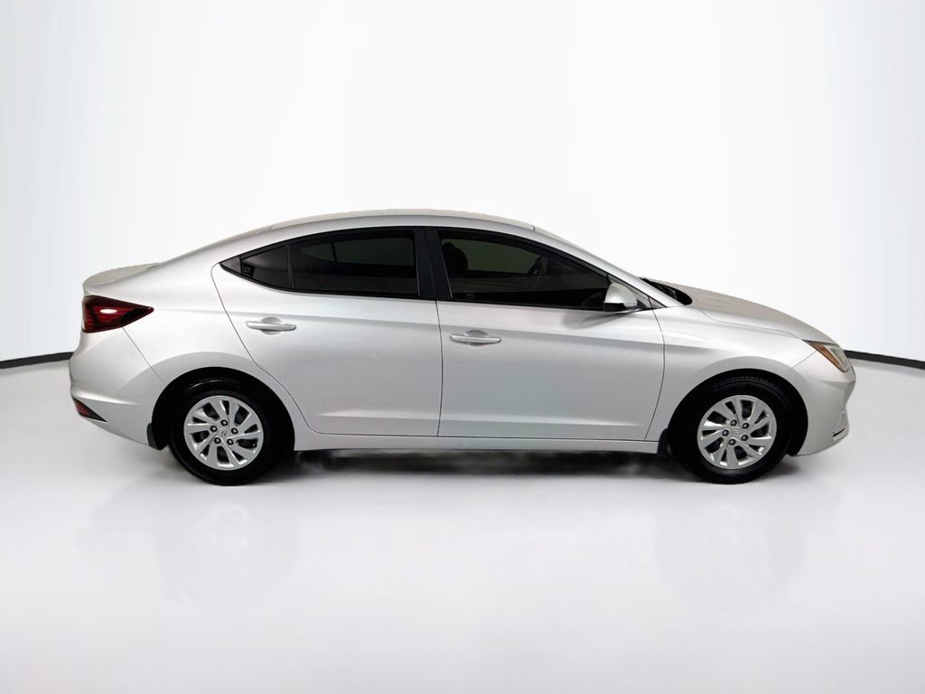 Used 2019 Hyundai Elantra SE FWD image 4