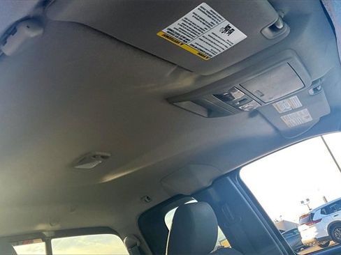 Used 2015 Nissan Frontier SV image 19