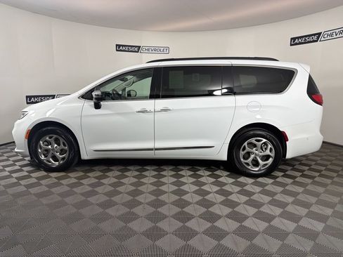 Used 2023 Chrysler Pacifica Limited w/ Trailer Tow Group AWD/4WD image 2