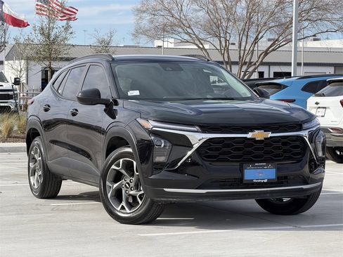 Used 2025 Chevrolet Trax LT w/ LT Convenience Package image 2