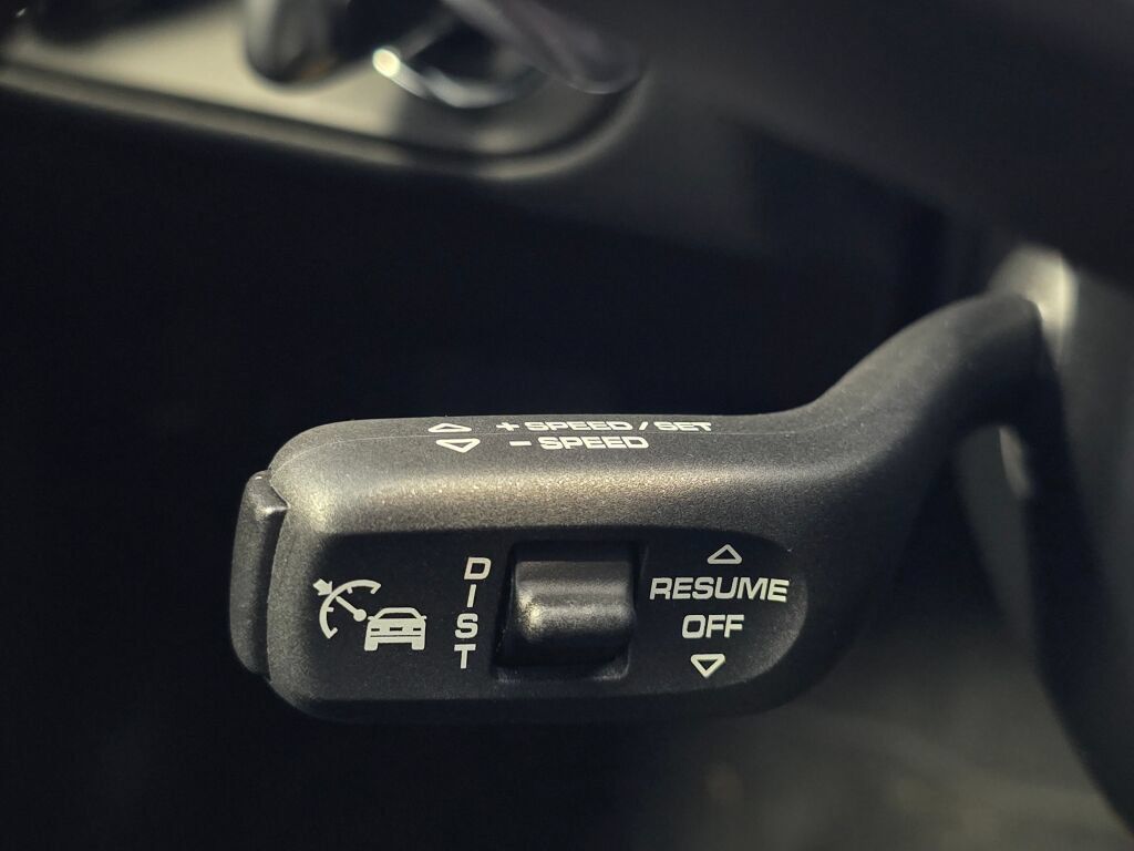 Certified 2025 Porsche Macan AWD/4WD image 41
