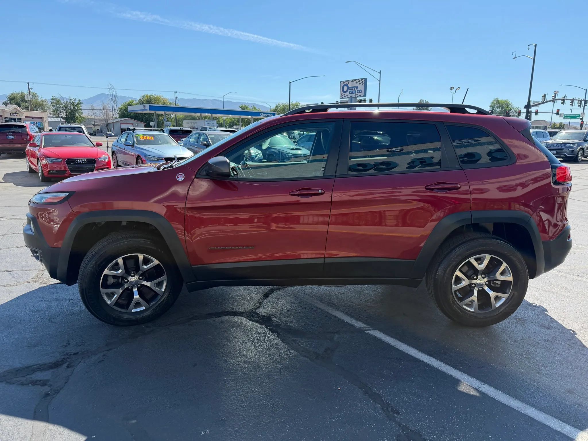 Used 2017 Jeep Cherokee Trailhawk w/ Cold Weather Group AWD/4WD image 4