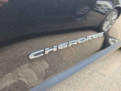 Used 2016 Jeep Cherokee Latitude AWD/4WD image 3