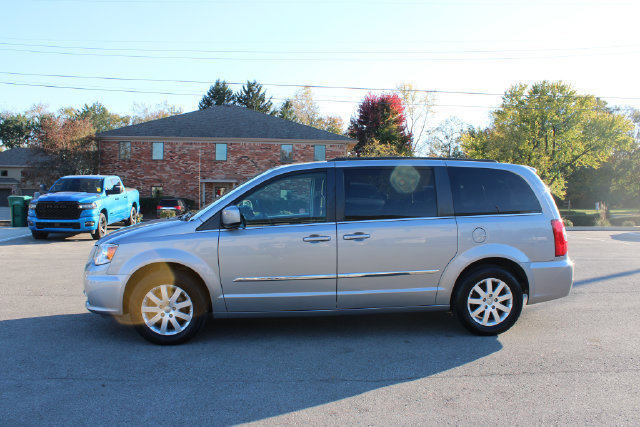 Used 2016 Chrysler Town & Country Touring FWD image 5