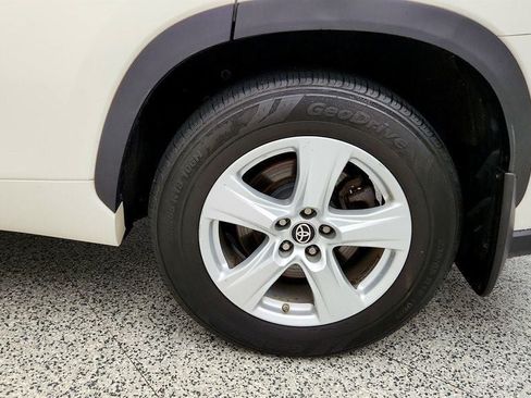 Used 2020 Toyota Highlander L AWD/4WD image 9