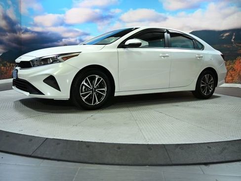 Used 2023 Kia Forte LXS w/ LXS Technology Package image 4