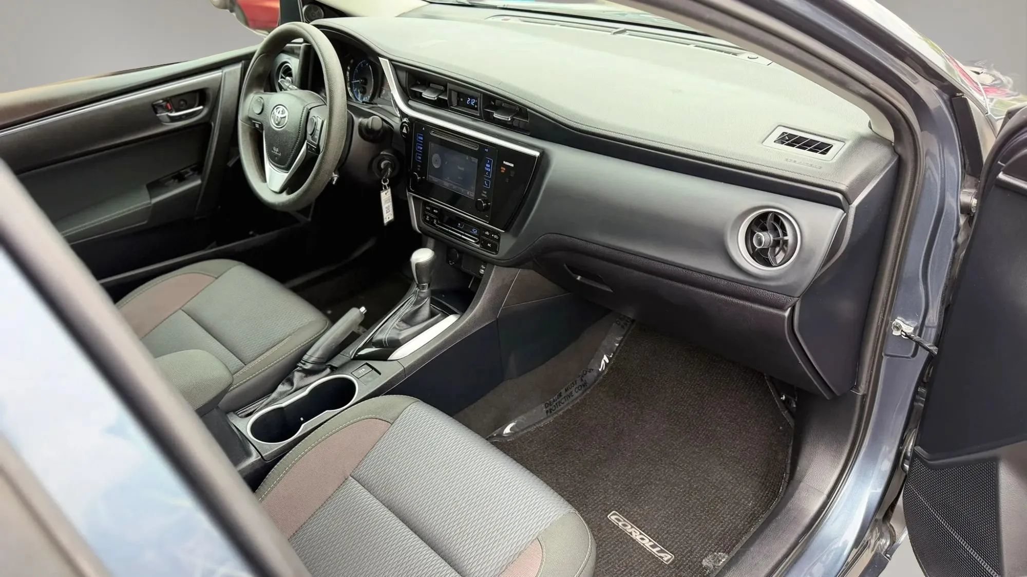Used 2017 Toyota Corolla LE w/ Carpet Mat Package (TMS) FWD image 18