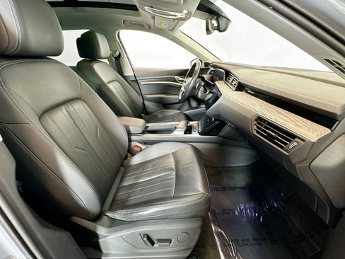 Used 2022 Audi e-tron Premium w/ Convenience Plus Package image 27