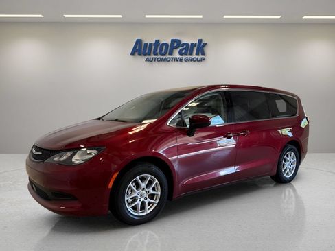 Used 2023 Chrysler Voyager LX FWD image 3