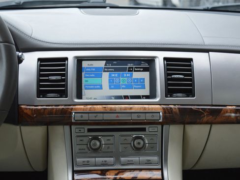 Used 2010 Jaguar XF Premium image 33