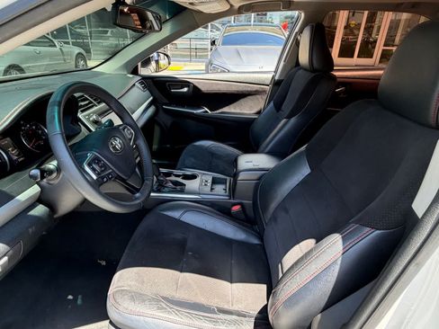 Used 2017 Toyota Camry XSE w/ Moonroof Package FWD image 6