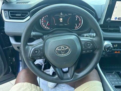 Used 2025 Toyota RAV4 XLE AWD/4WD image 17