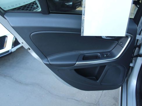 Used 2018 Volvo V60 T5 Cross Country image 23