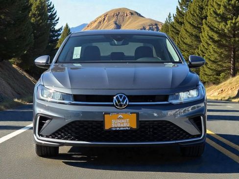 Used 2025 Volkswagen Jetta SE image 3