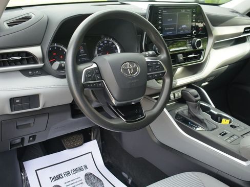 Used 2021 Toyota Highlander L AWD/4WD image 10