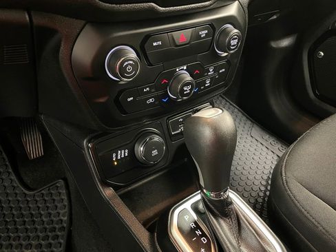 Used 2018 Jeep Renegade Altitude AWD/4WD image 28