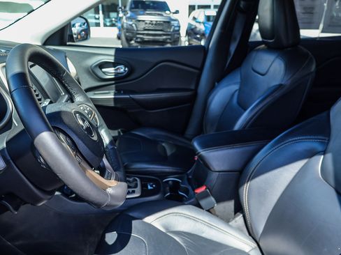 Used 2016 Jeep Cherokee Limited image 12