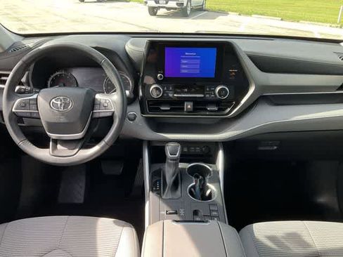 Used 2023 Toyota Highlander LE FWD image 18
