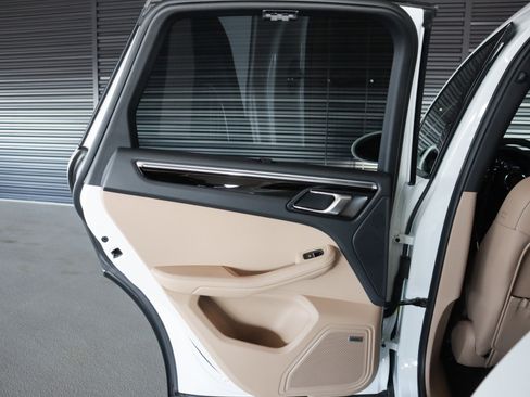 Certified 2025 Porsche Macan image 26