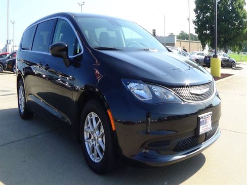 Used 2023 Chrysler Voyager LX image 4