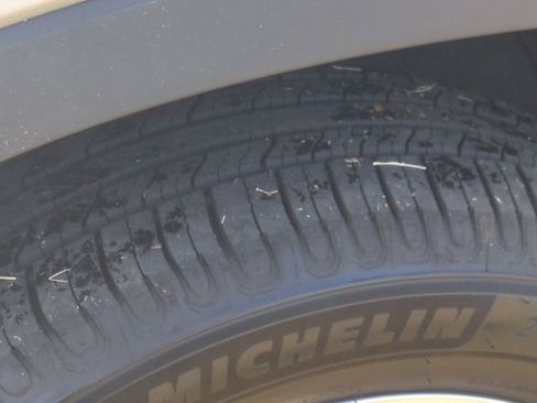 Used 2019 Toyota Highlander XLE image 18