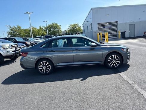 Used 2025 Volkswagen Jetta SE FWD image 6
