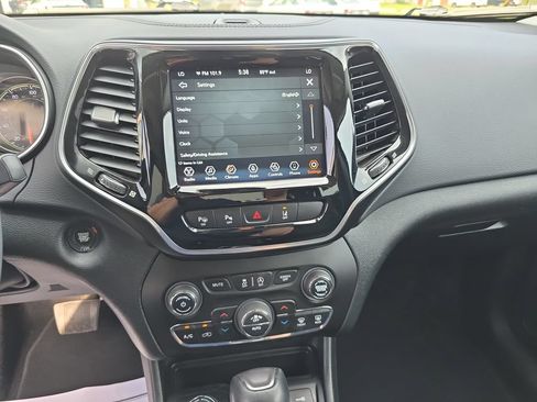 Used 2022 Jeep Cherokee Limited AWD/4WD image 16