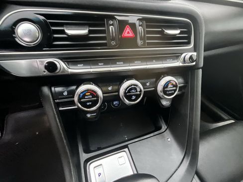 Used 2022 Genesis G70 2.0T image 15