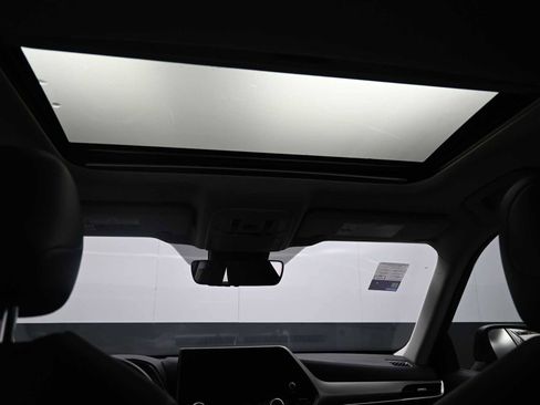 Used 2024 Toyota Highlander XLE image 12