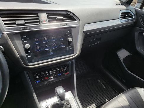 Used 2022 Volkswagen Tiguan SE w/ Panoramic Sunroof Package FWD image 25