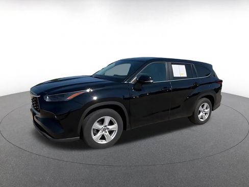 Used 2025 Toyota Highlander LE FWD image 8