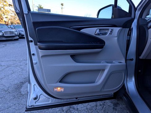 Used 2019 Honda Pilot Touring image 11
