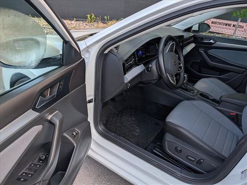 Used 2025 Volkswagen Jetta SE w/ Sunroof Package FWD image 23