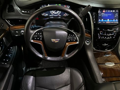Used 2018 Cadillac Escalade ESV Luxury image 16