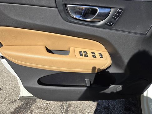 Used 2020 Volvo XC60 T5 Momentum AWD/4WD image 13