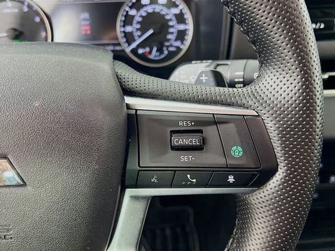 Used 2025 Mitsubishi Outlander SE image 34