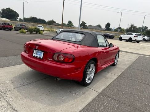 Used 2005 MAZDA MX-5 Miata w/ Convenience Pkg RWD image 6