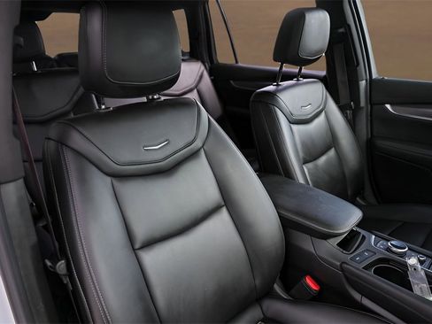 Used 2022 Cadillac XT6 Luxury image 32