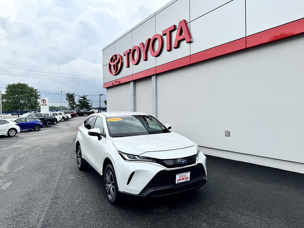 Certified 2023 Toyota Venza LE AWD/4WD image 1